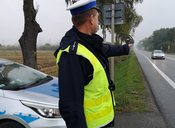 Noga z gazu! Przez najbliższe 4 dni policji na drogach będzie więcej