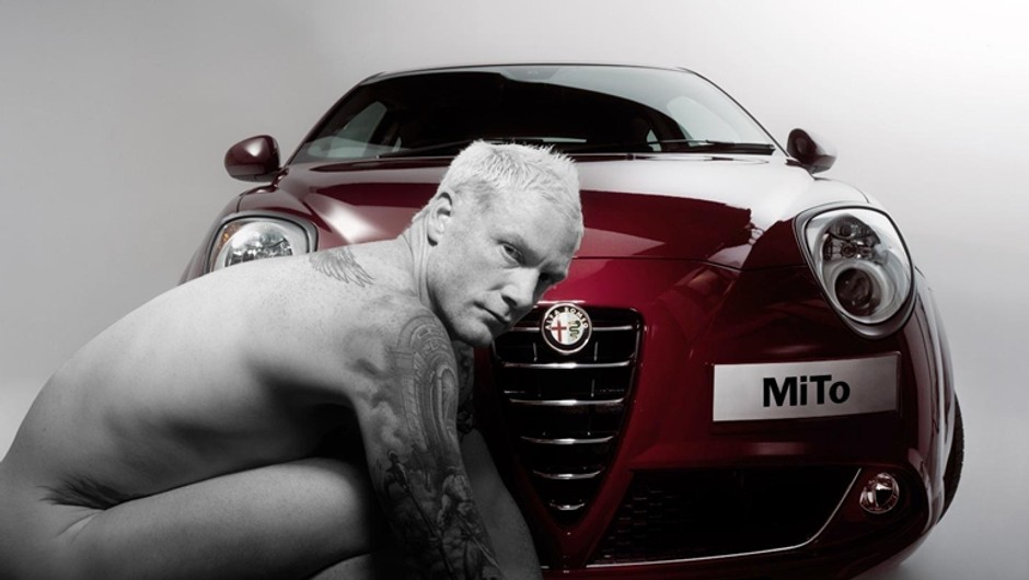 Alfa Romeo Mito w towarzystwie nagich ludzi