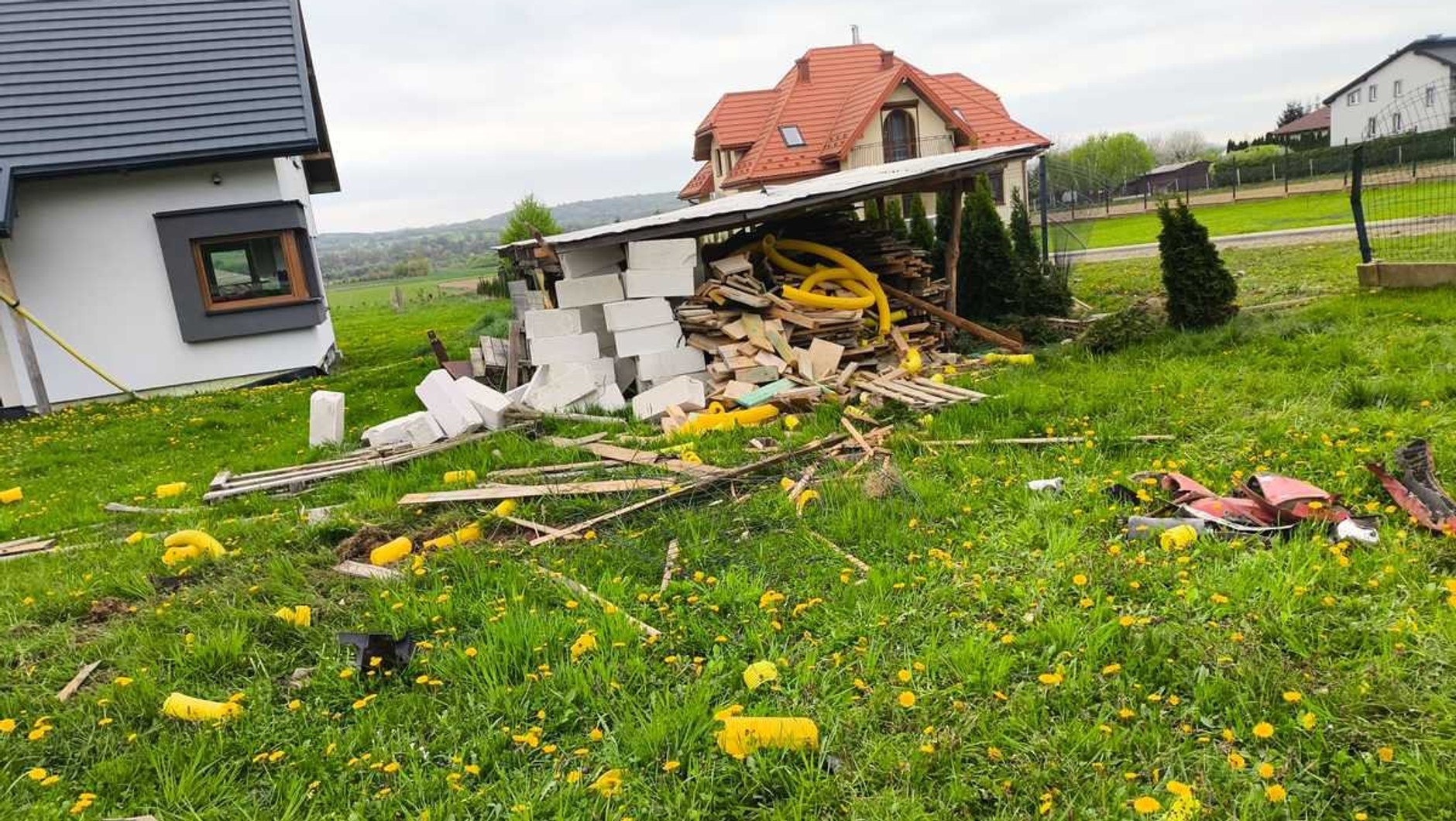 Kierowca Audi z impetem dachował przez dwie działki