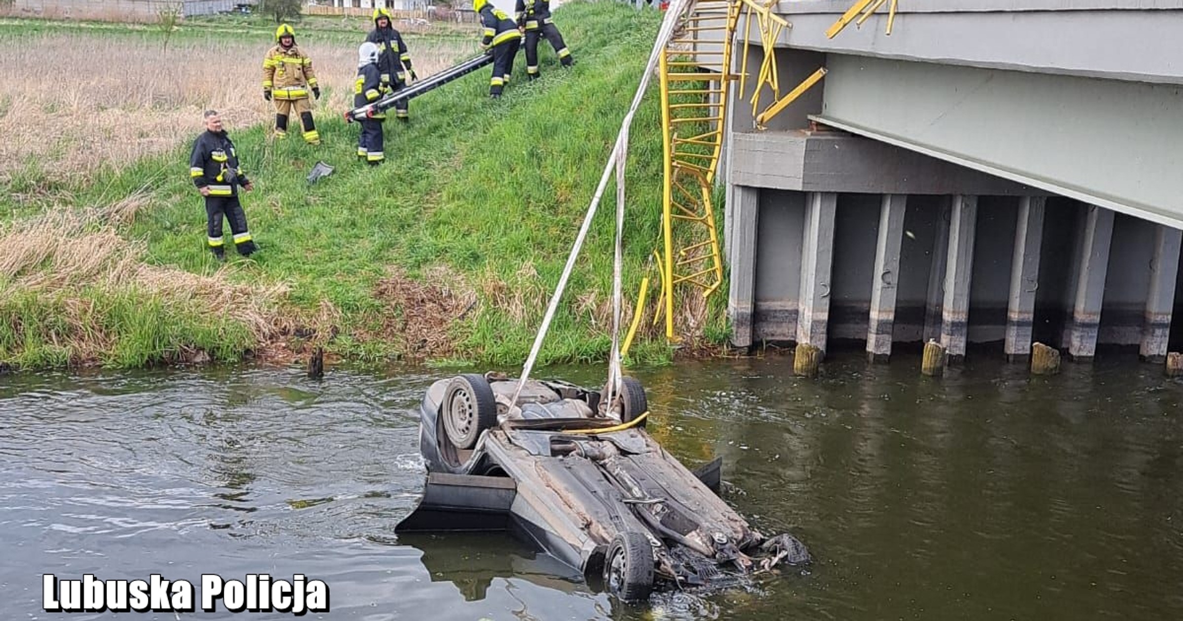 Nietrzeźwy kierowca przebił się przez bariery i dachował w rzece (fot. Lubuska Policja)