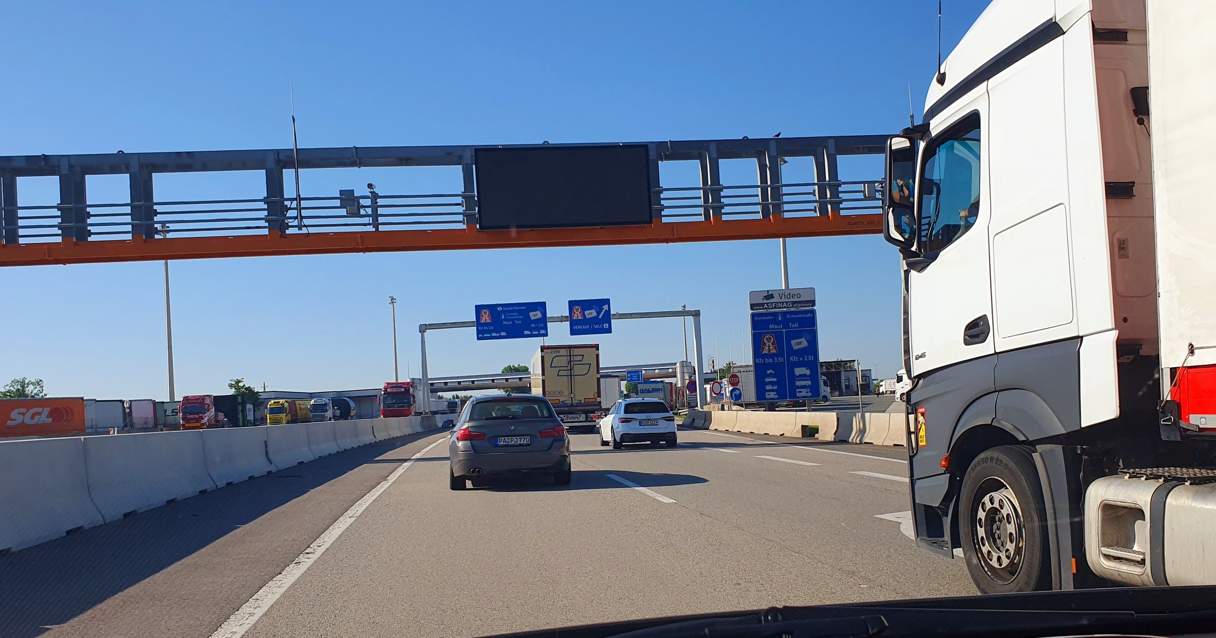 Kierowcy ciężarówek w transporcie międzynarodowym muszą stosować się do przepisów o czasie pracy. Za złamanie prawa grożą gigantyczne grzywny