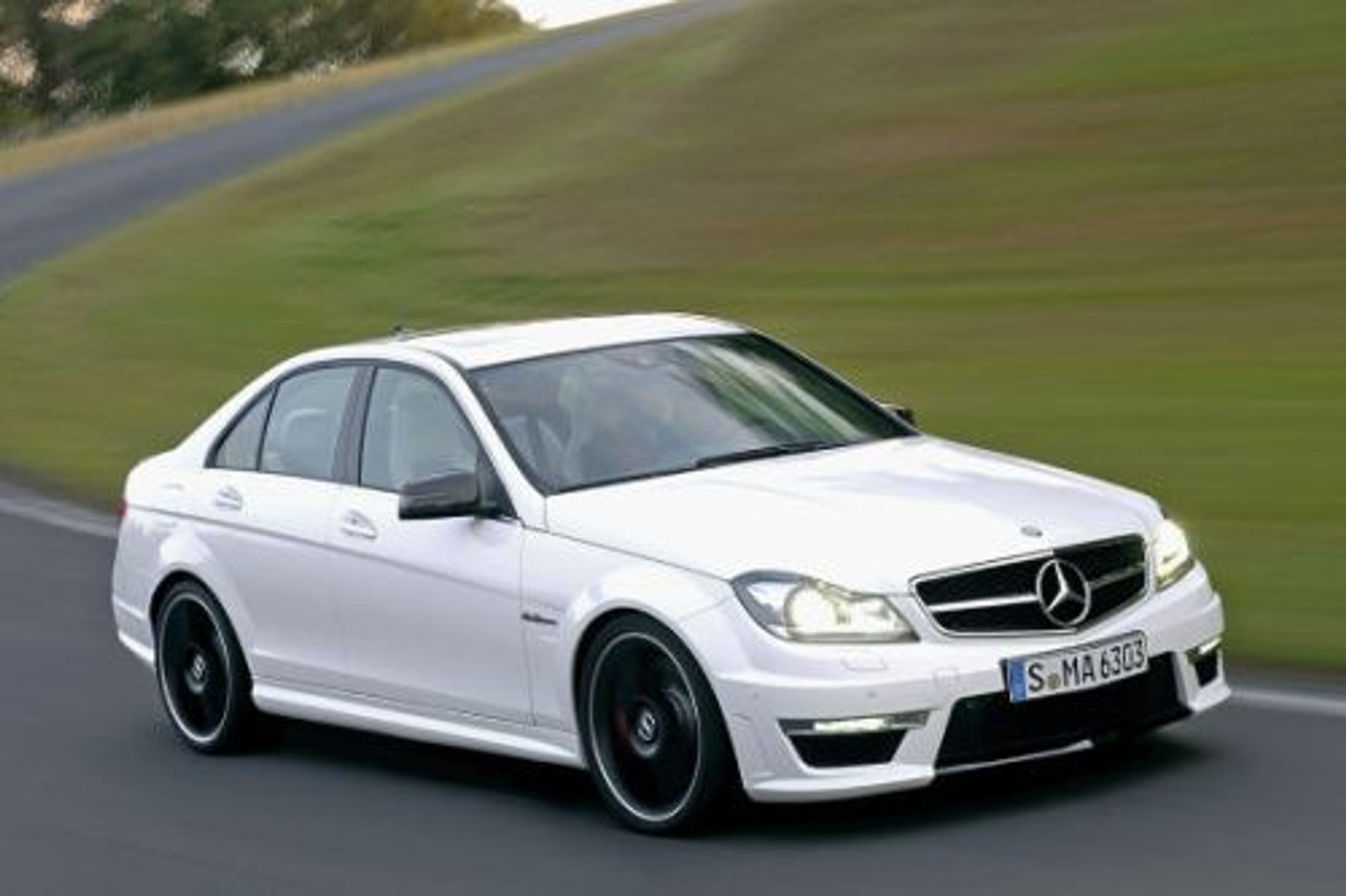 Mercedes C63 AMG 2011 lifting