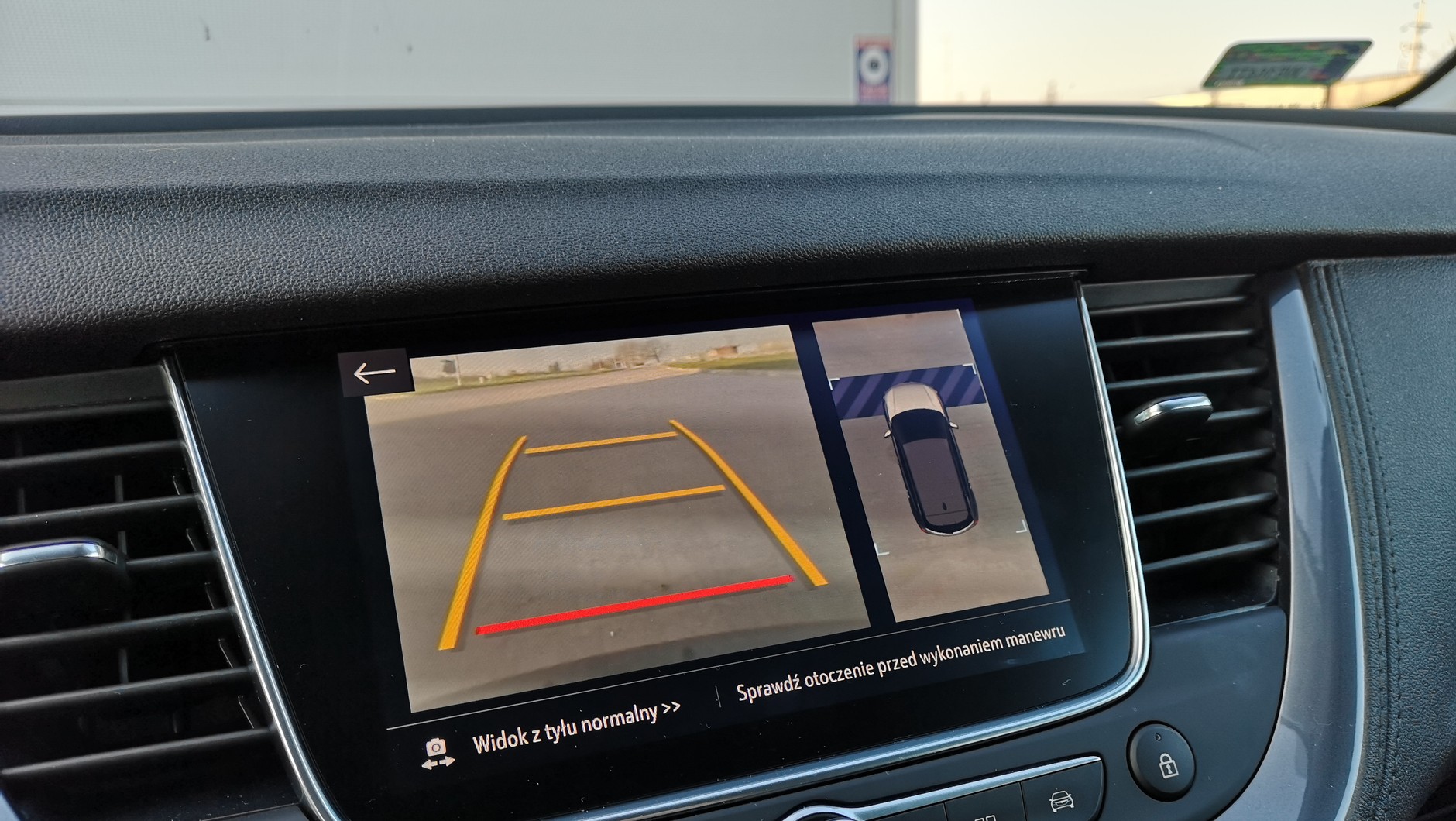 Opel Grandland X 2.0 Ultimate - obraz z kamery cofania z charakterystycznym zaszarzonym polem, którego nie objęła żadna z kamer