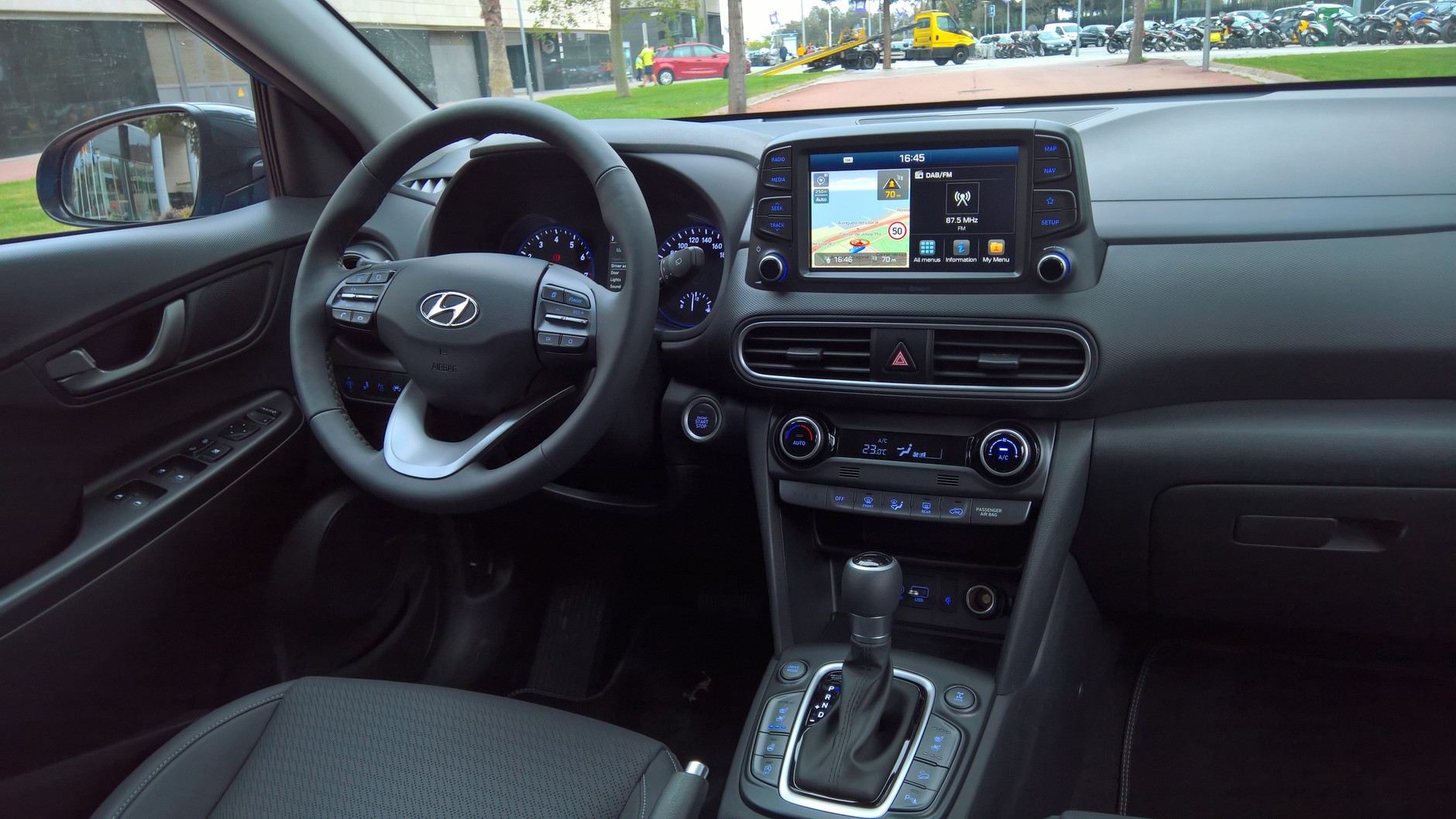 Głośniki wysokotonowe jak w starszych autach gurpy VAG - tuż przy klamkach. Hyundai Kona