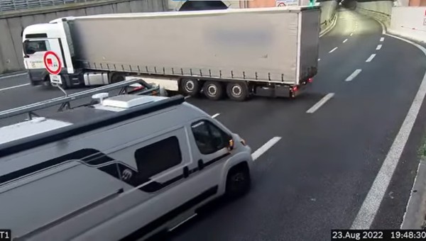 Zawracał TIR-em w miejscu najgorszym z możliwych. Kara nie mogła być surowsza [WIDEO]