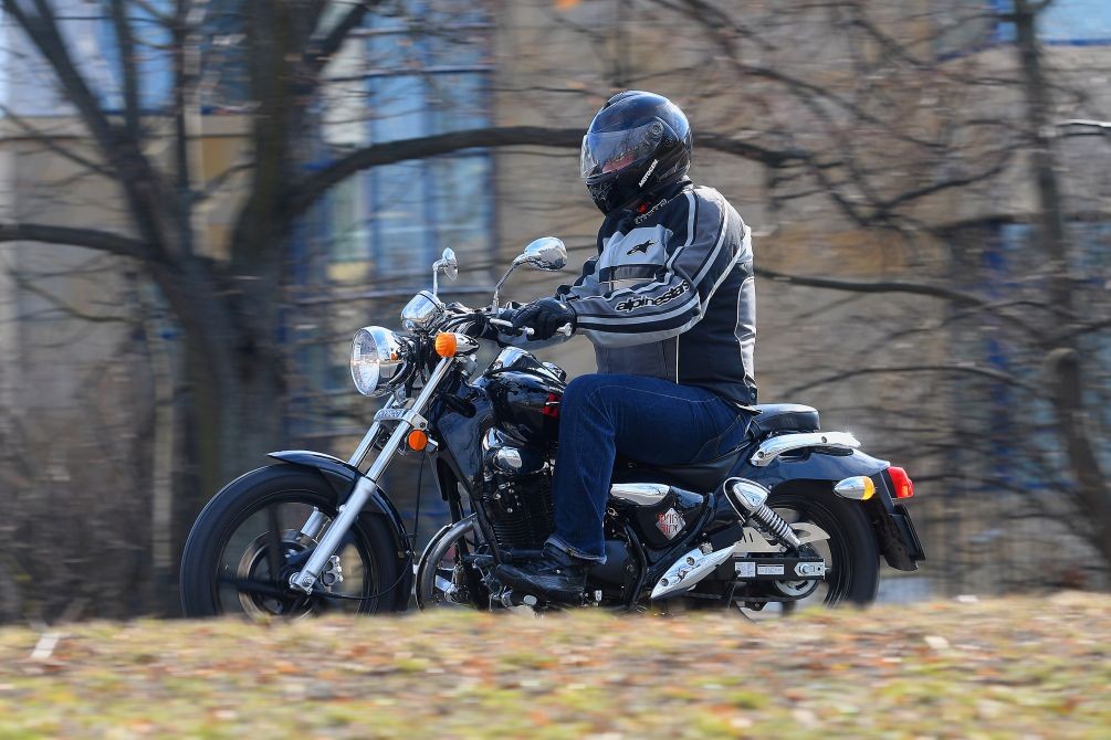 Pozycja chopperowa, ale nie ekstremalna: wygodnie, swobodnie, klasycznie...