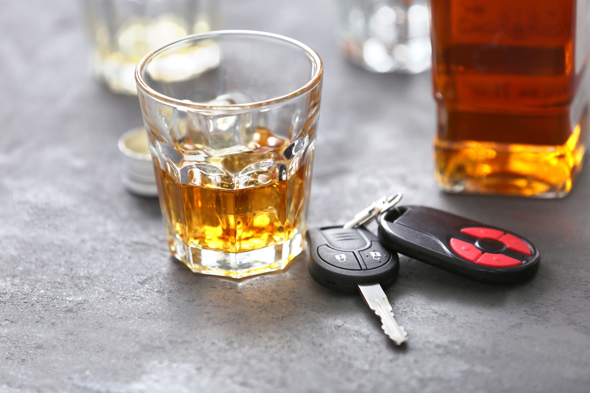 Nawet w krajach, w których przepisy dotyczące jazdy po alkoholu są stosunkowo liberalne, to młodych i początkujących kierowców mogą obowiązywać zaostrzone zasady.
