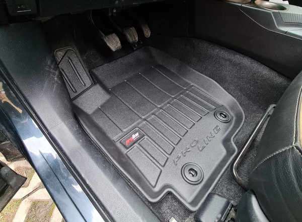 Prosty sposób na czyste dywaniki samochodowe. Tak działa metoda z octem