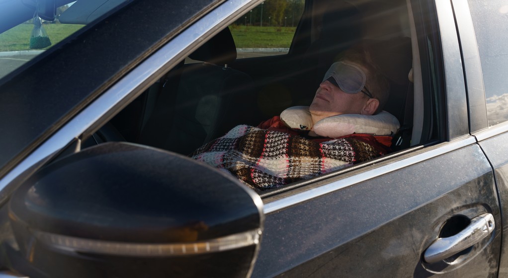 Czy można spać w samochodzie? Zasady są różne w zależności od kraju