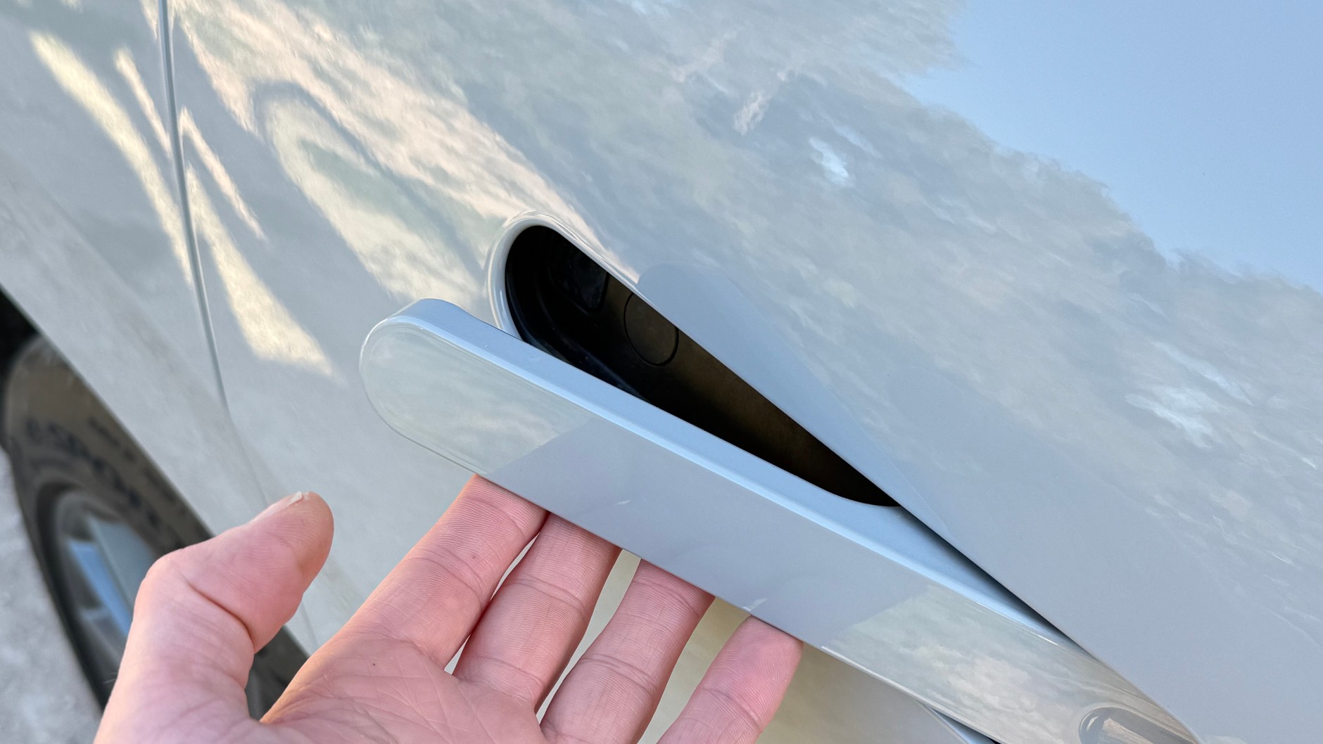 Leapmotor C10 – klamki jak w Tesli. Niewygodne, ale efektownie licujące się z powierzchnią drzwi