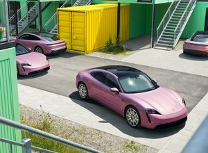 Plastic is fantastic. Tomek Mąkolski umieścił Porsche Taycan w futurystycznym świecie