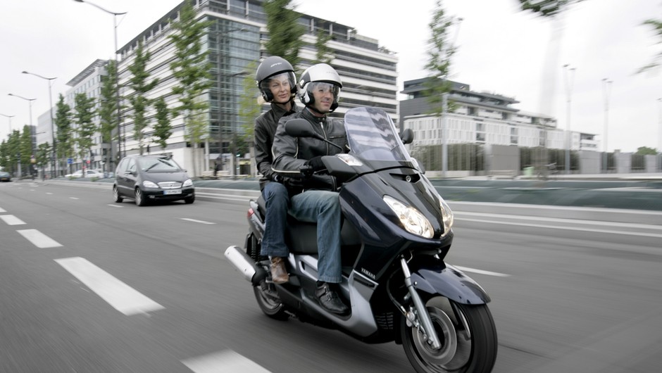 Skuter o poj 125 ccm, czyli motocykl. Dziś, by nim jeździć, trzeba mieć prawko kat. A
