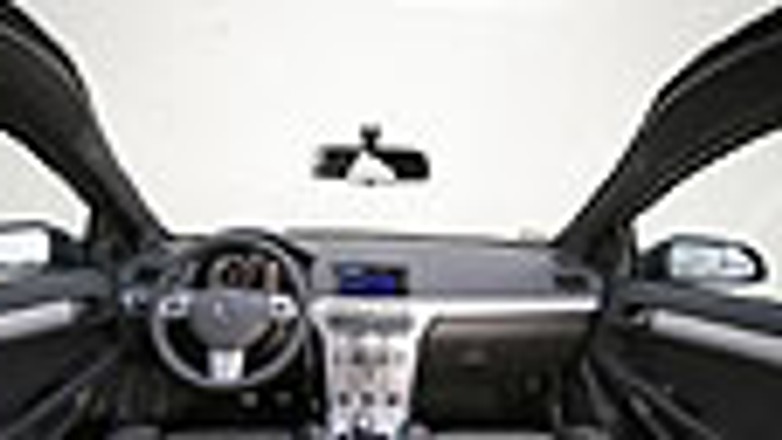 Opel Astra GTC - Dach ładny, niepraktyczny