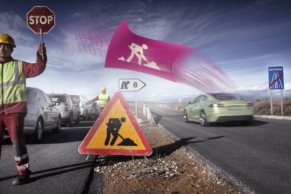 Samochód jak i jego wyposażenie dostosowano do systemu komunikacji Car2X.