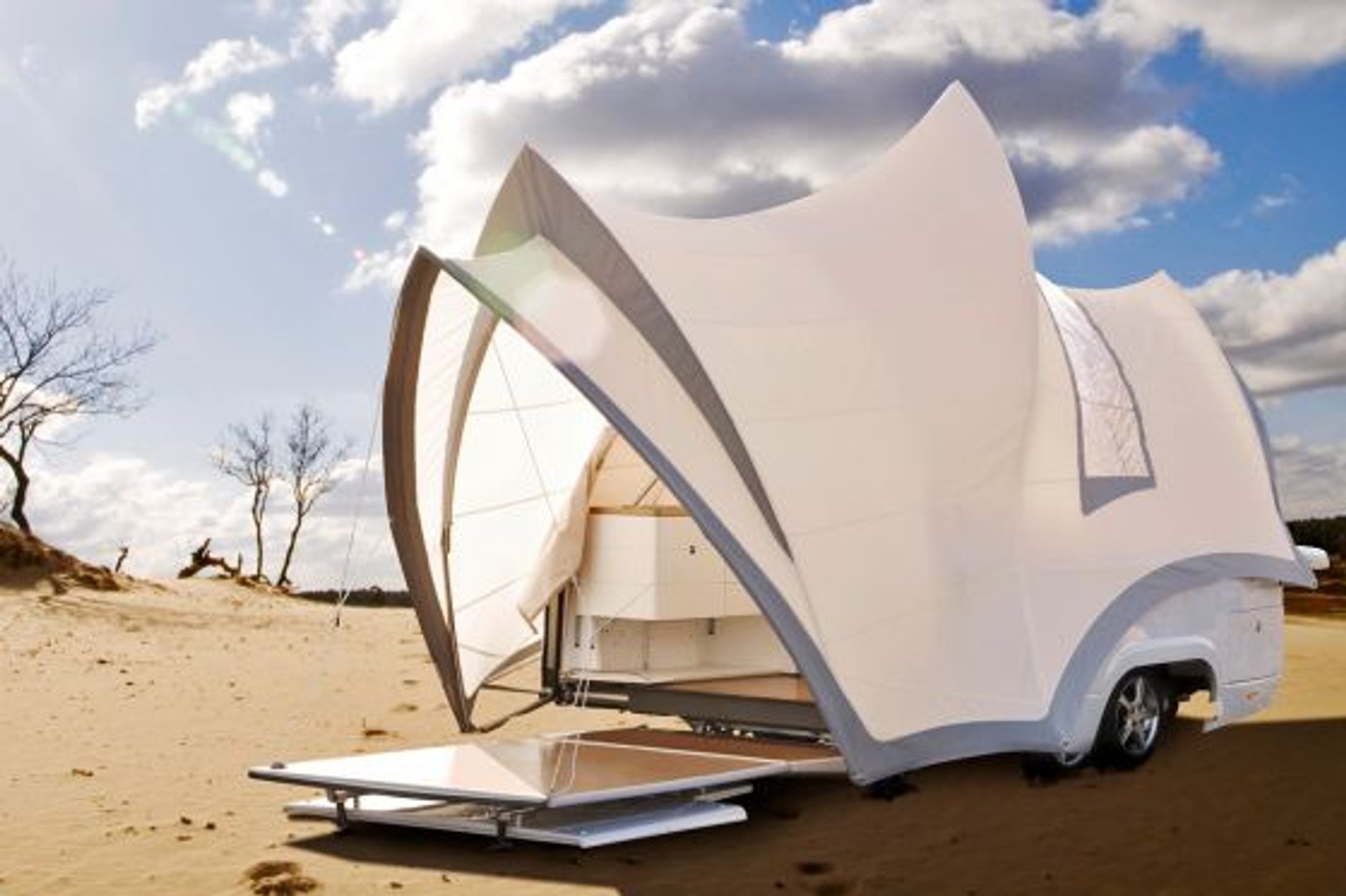 Luksusowa przyczepa Opera firmy Ysin. Podłoga z drewna tekowego, ściany z dębiny. Do tego aramtura ze stali szlachetnej i ceramiczna łazienka, ...