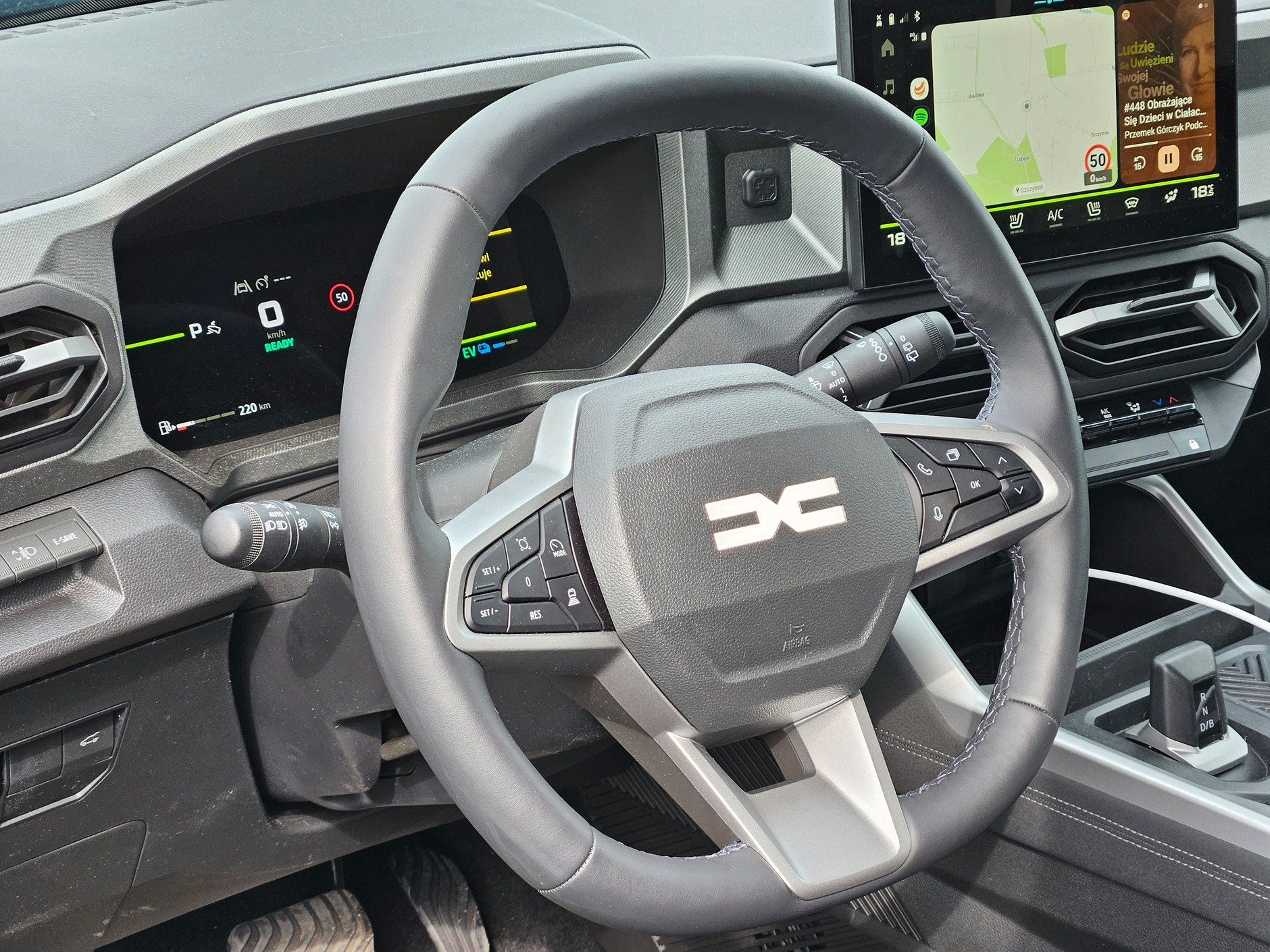 Dacia Jogger czy Dacia Bigster: nowszy model ma ciekawsze, choć wciąż bardzo plastikowe wnętrze.