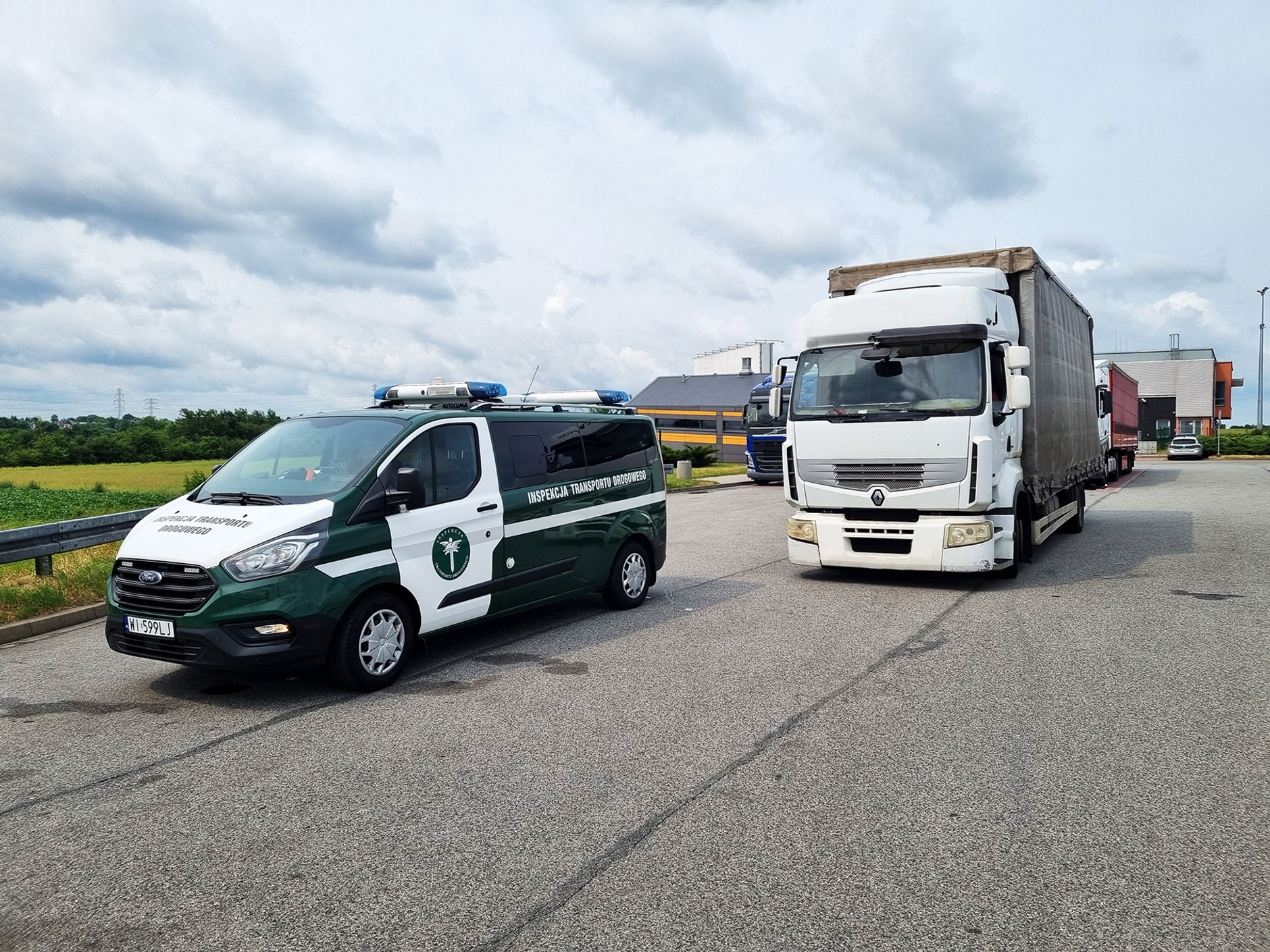 Inspektorzy zatrzymali ciężarówkę z odpadami