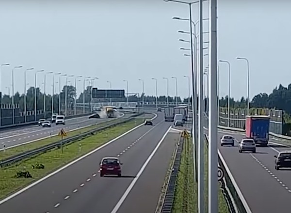 Stanął na środku ekspresówki i został staranowany [wideo]