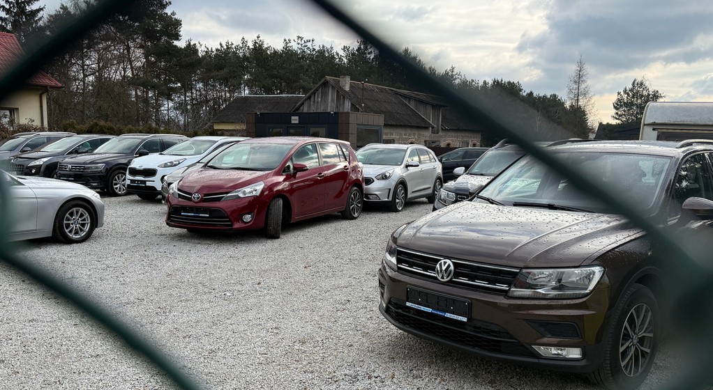 Komis z używanymi samochodami – zdjęcie ilustracyjne