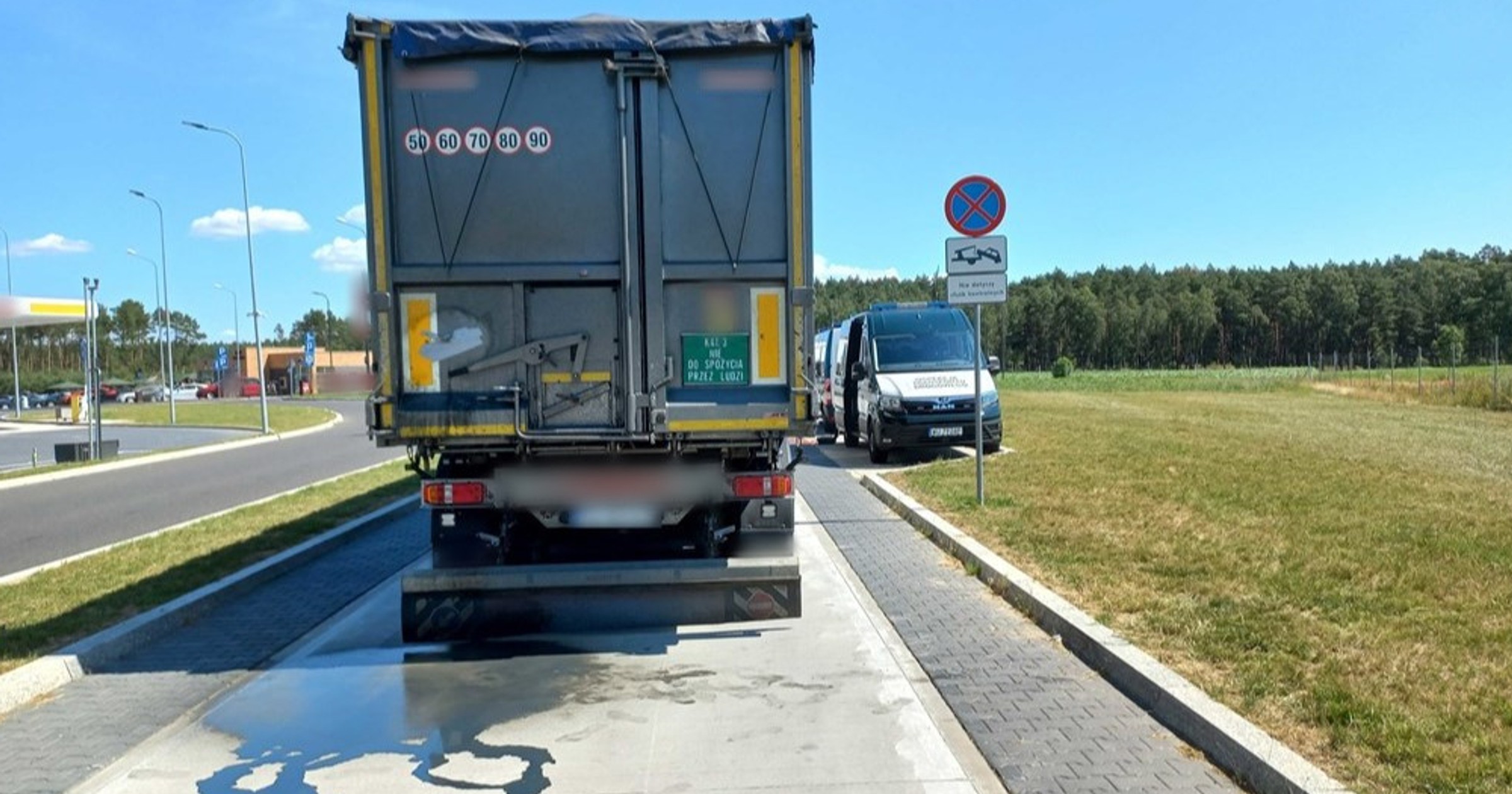 Odpady wyciekały z ciężarówki na drodze S3