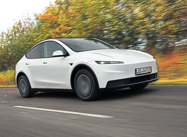 To ma być okazja roku? Tak jeździ Tesla Model Y Standard, czyli "bieda wersja" bestsellera