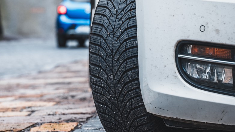 Jazda na oponach zimowych w lecie może źle się skończyć. Zdjęcie ilustracyjne