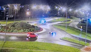 Przewrócił się na rowerze elektrycznym. Kierowca go nie zauważył [WIDEO]