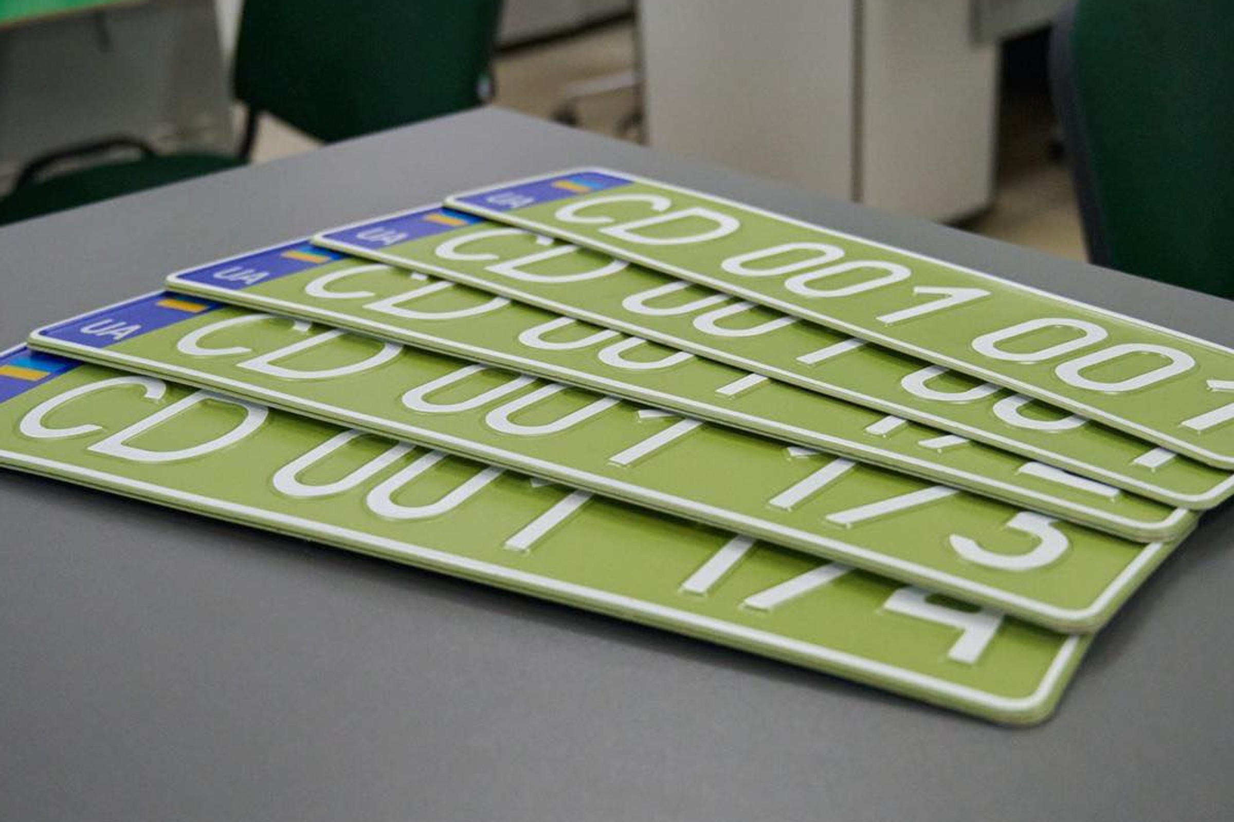 Oliwkowe tablice rejestracyjne w Ukrainie. Rosja bez pierwszego kodu