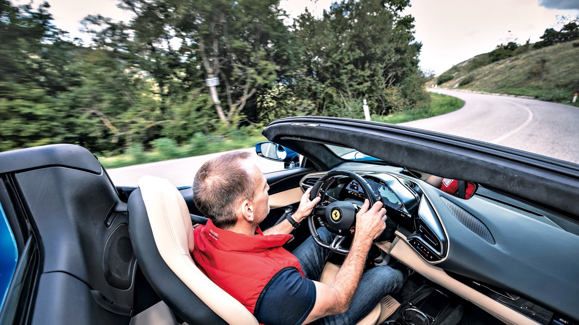Elementy obsługi znajdują się na ramionach kierownicy Ferrari 296 GTS, nawet przycisk startu
