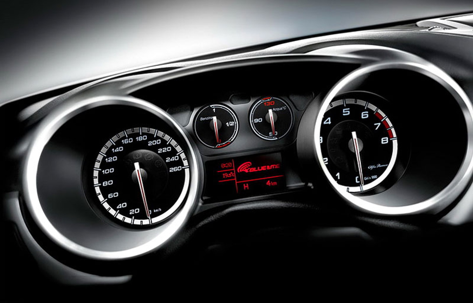 Alfa Romeo Giulietta: wnętrze i nowe zdjęcia