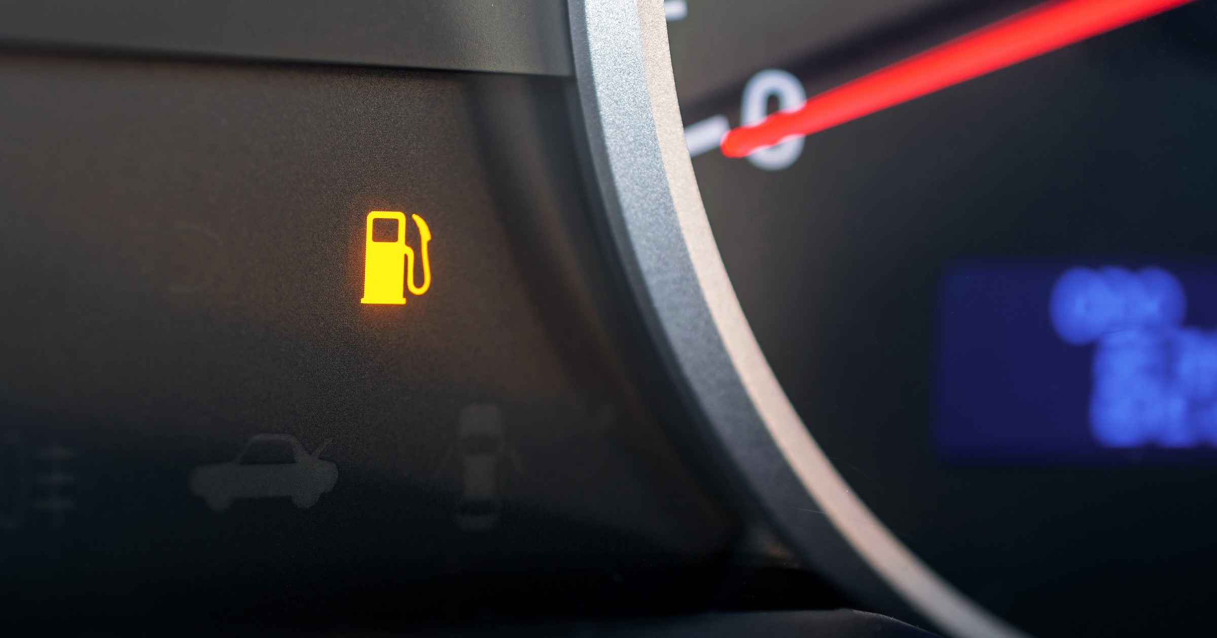 Kontrolka niskiego poziomu paliwa w aucie