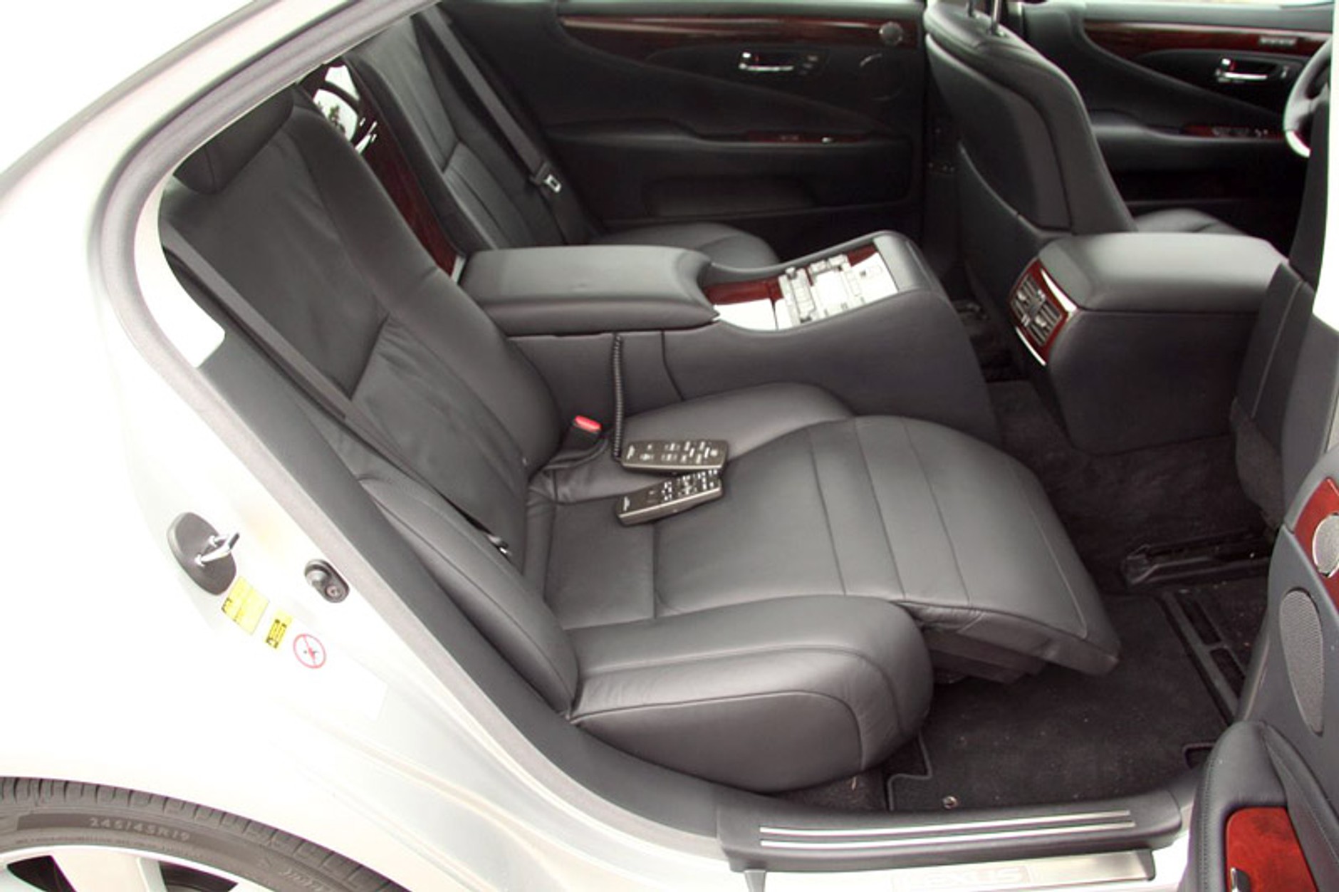 Lexus: hybrydowe wersje modeli GS i LS z większym bagażnikiem