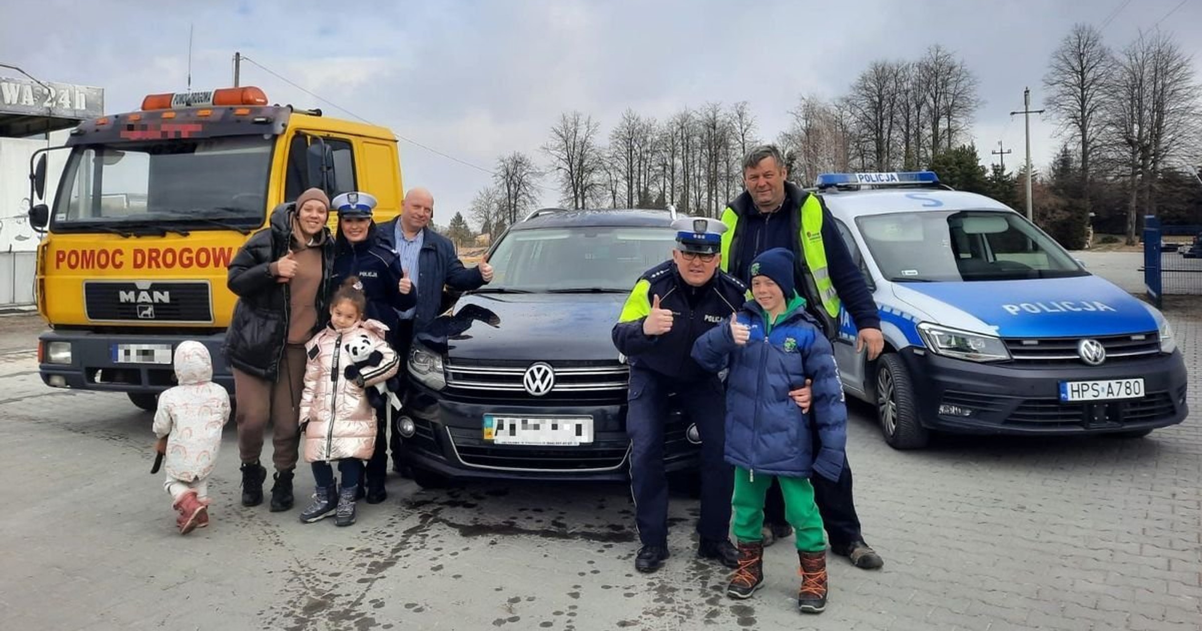 Policjanci pomogli naprawić samochód rodziny uciekającej z Ukrainy