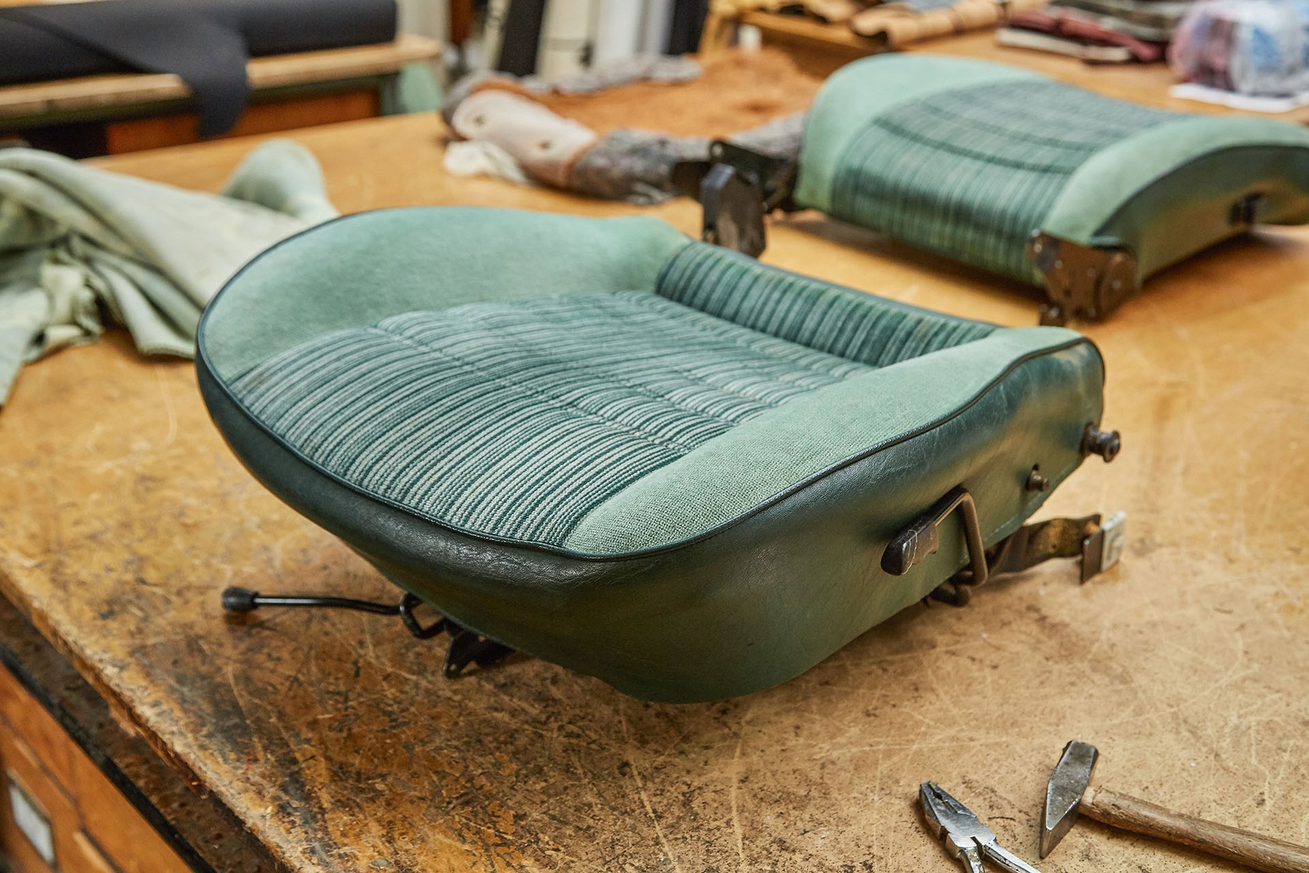 Jak samodzielnie naprawić zniszczoną tapicerkę?