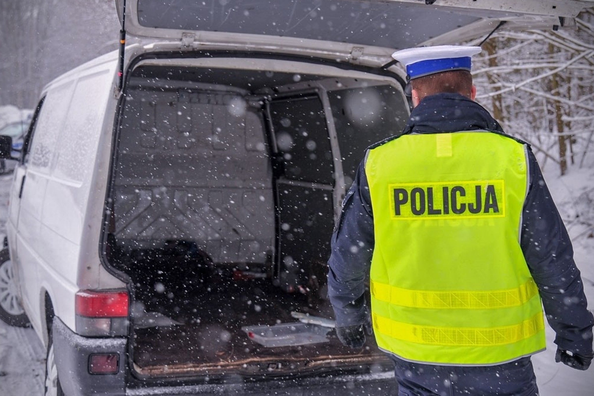 W 2026 r. trzeba wozić ze sobą te rzeczy. Lista obowiązkowego wyposażenia auta