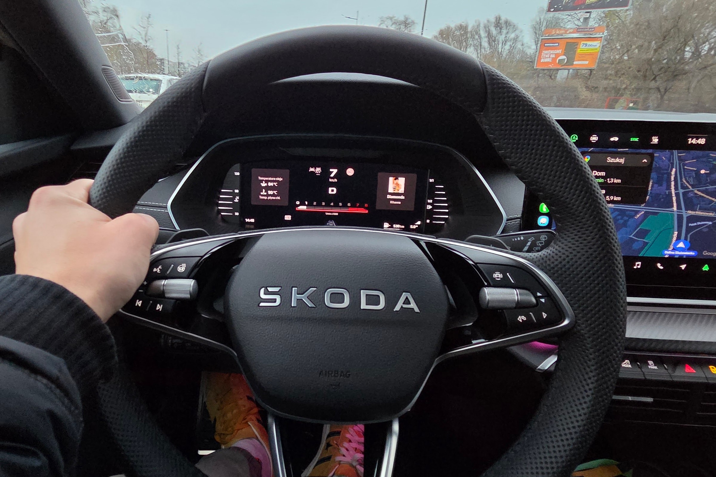 Wyposażenie samochodu, które teraz docenisz. Cztery przydatne elementy i jeden, z którego lepiej zrezygnować