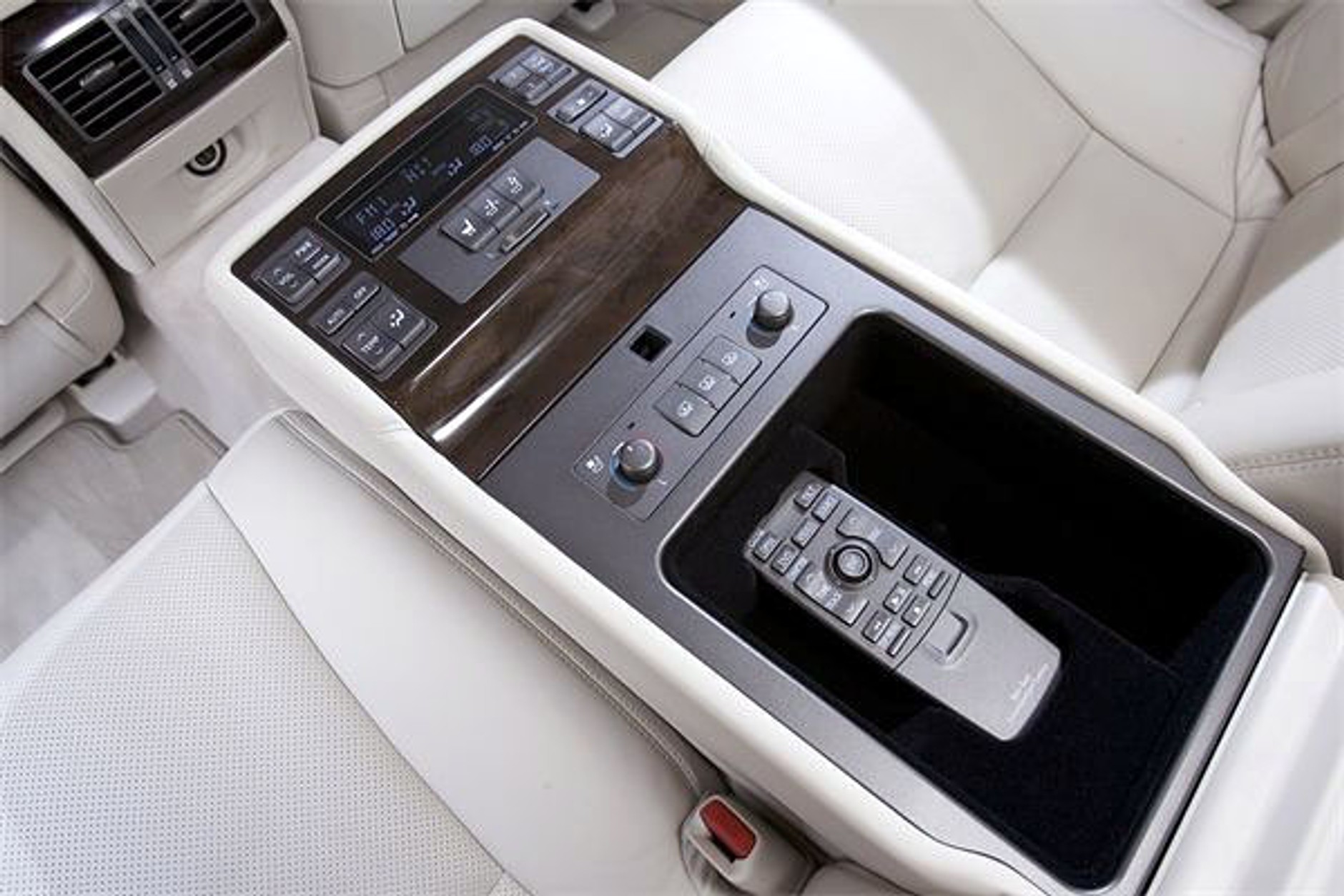 Lexus: hybrydowe wersje modeli GS i LS z większym bagażnikiem