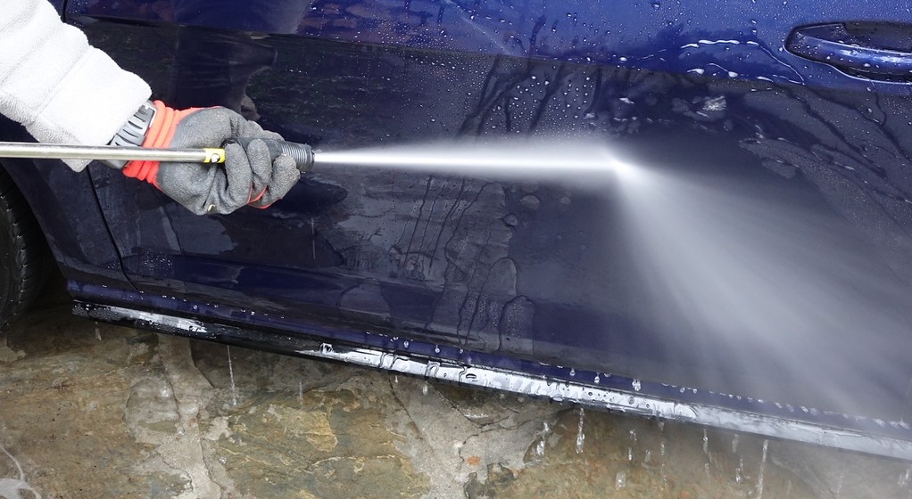 Im więcej wody tłoczy myjka, tym mycie auta jest szybsze i bezpieczniejsze dla samochodu