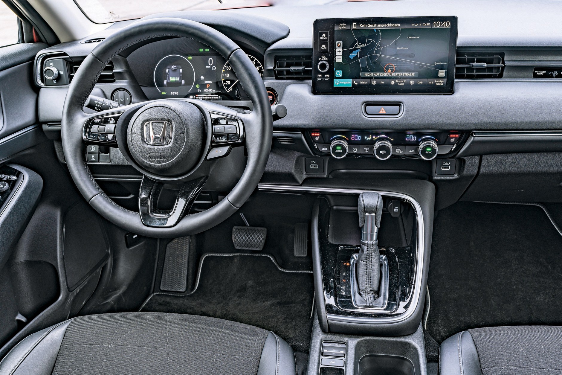 Honda HR-V 2022: chociaż kokpit na zdjęciu pochodzi z wyższej specyfikacji Advance, to również w tańszej Elegance możecie liczyć na materiały o dobrej jakości.