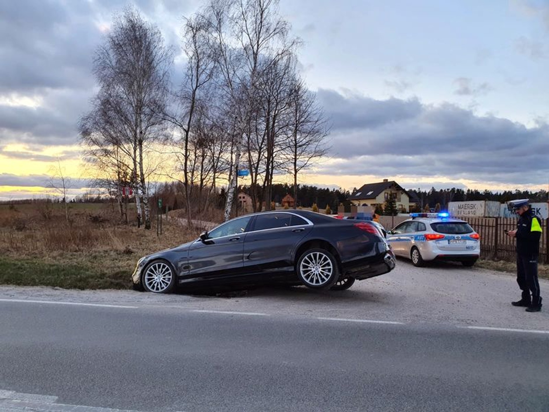 Kierowca Mercedesa Klasy S wpadł do rowu i uciekł z miejsca zdarzenia