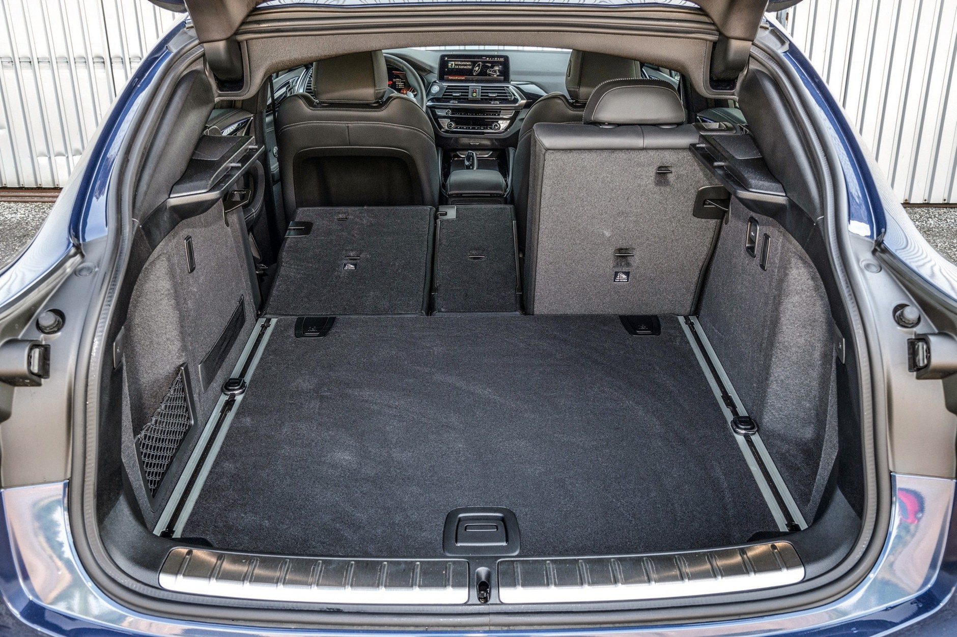 Kufer BMW pomieści od 525 do 1430 litrów w zależności od konfiguracji oparcia kanapy. Ładowność imponuje: 694 kg. Maksymalna masa przyczepy z hamulcami to 2400 kg.