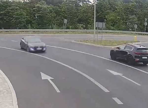 Niebezpieczna sytuacja na rondzie. Jazda pod prąd [wideo]
