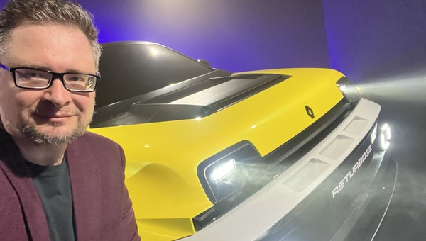 Przyjrzałem się najbardziej szalonemu Renault od 40 lat. Do zera skraca dystans między miejskim hatchem a superautem