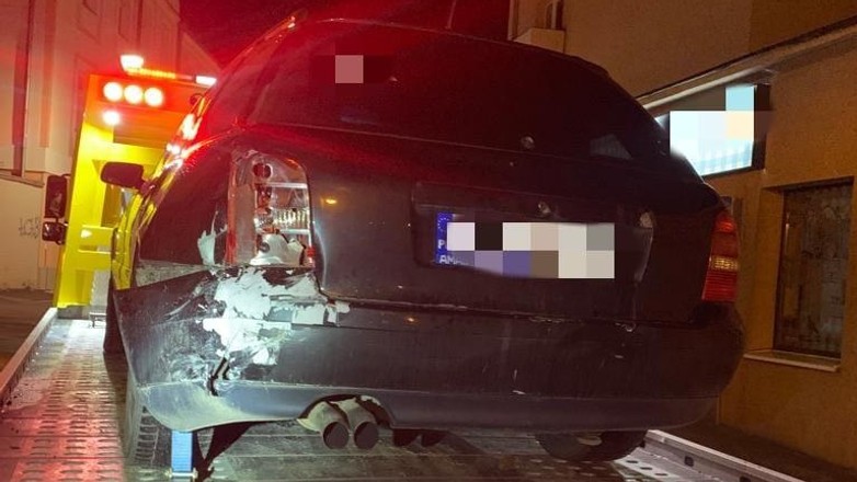 Audi, którym nietrzeźwa kobieta przyjechała na komendę policji