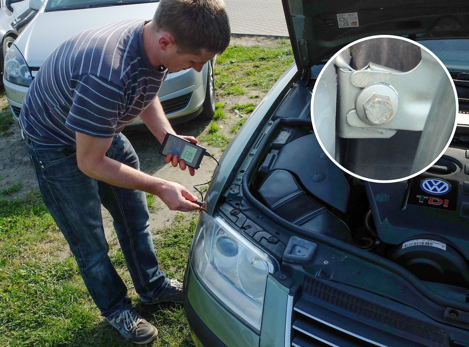 Miernik grubości lakieru niemal na całej karoserii pokazał 95-110 um – tylko prawy przedni błotnik miał nieco grubszą warstwę (175-195 um), co świadczyło o powtórnym malowaniu, ale nie szpachlowaniu. Ingerencję lakiernika zdradzały też naruszone śruby – jedna z nich pokryła się już rdzawym nalotem (naprawę wykonano jakiś czas temu).