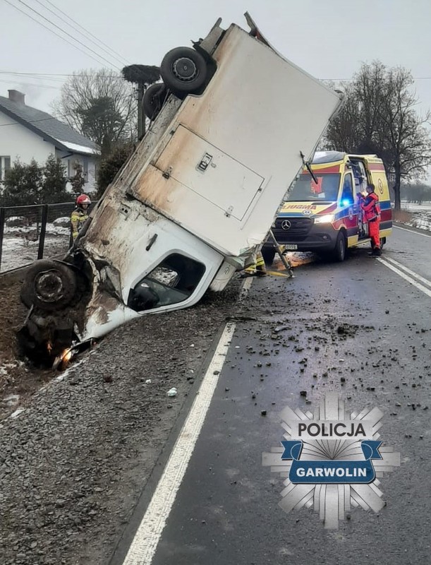 Wypadł busem z drogi. Zatrzymał się pionowo w rowie