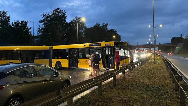 Wjechał przegubowcem pod prąd na DTŚ i zablokował trasę. Grozi mu 30 tys. zł grzywny