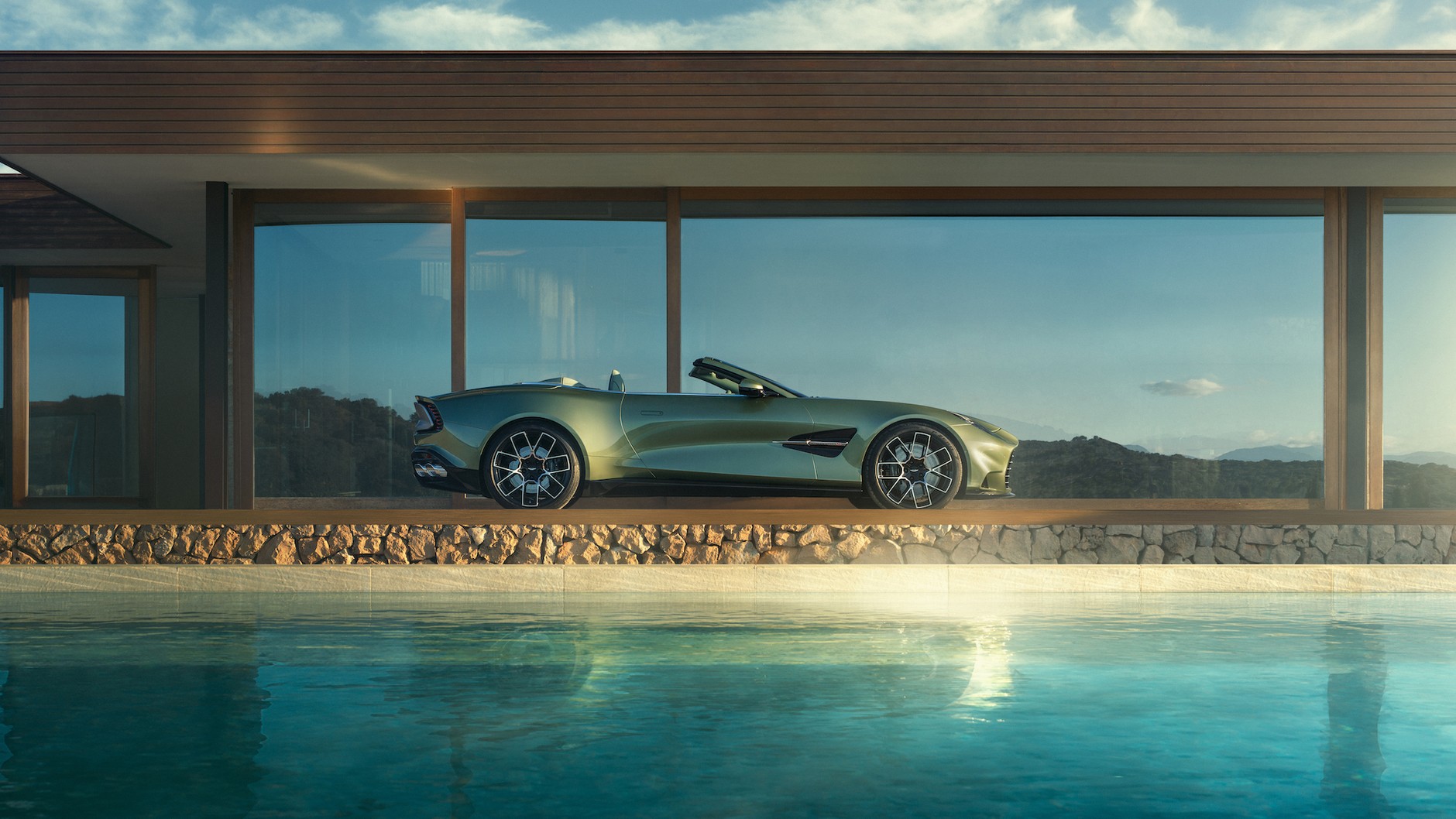 Aston Martin Vanquish Volante 2025