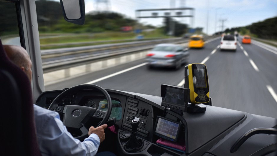 Chociaż zarobki kierowców autokarów sięgają 7-8 tys. zł, to na rynku brakuje ok. 50 tys. kierowców
