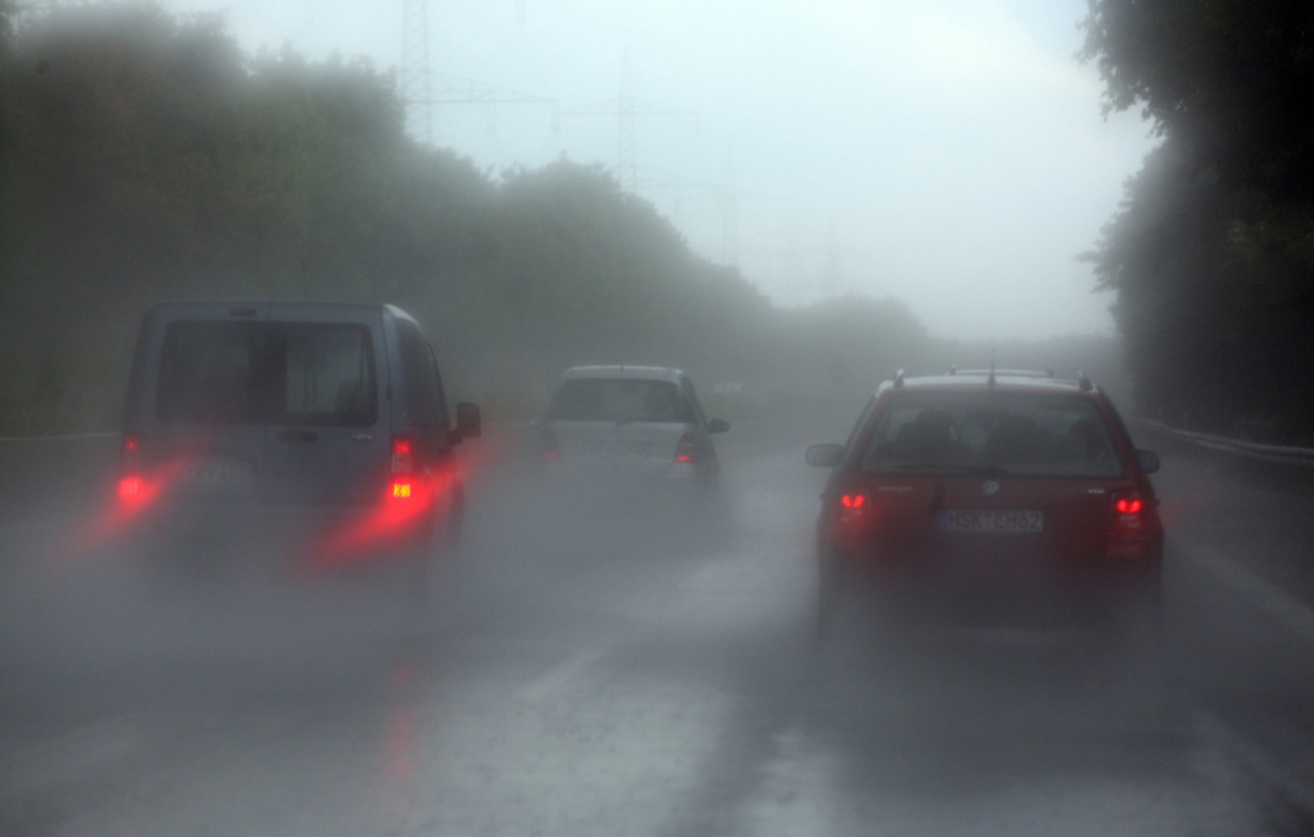 Jazda w intensywnym deszczu jest bardzo niebezpieczna